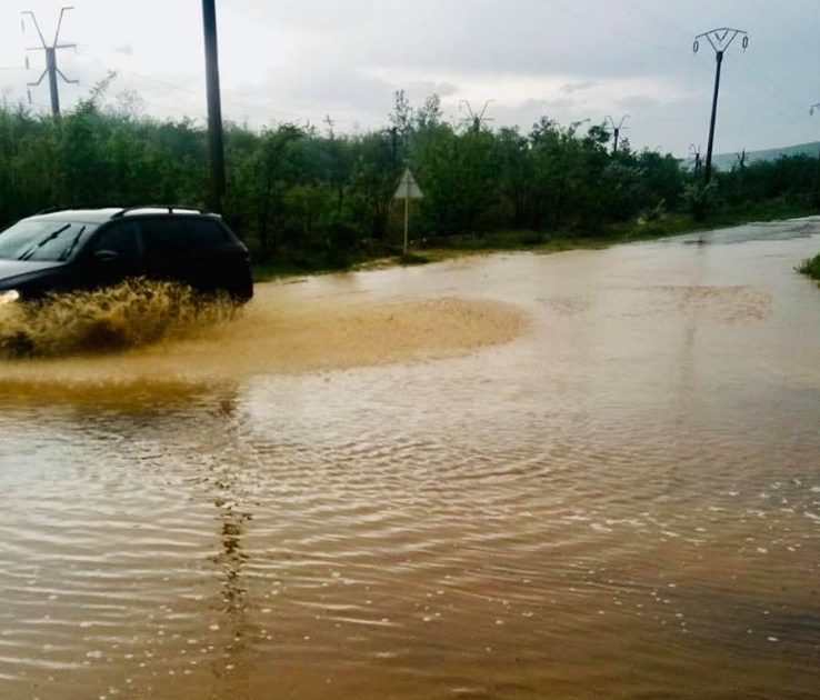DN 57 inundat de apa si aluviuni in zona ,,Uzinei nr.1,,din Moldova Noua !