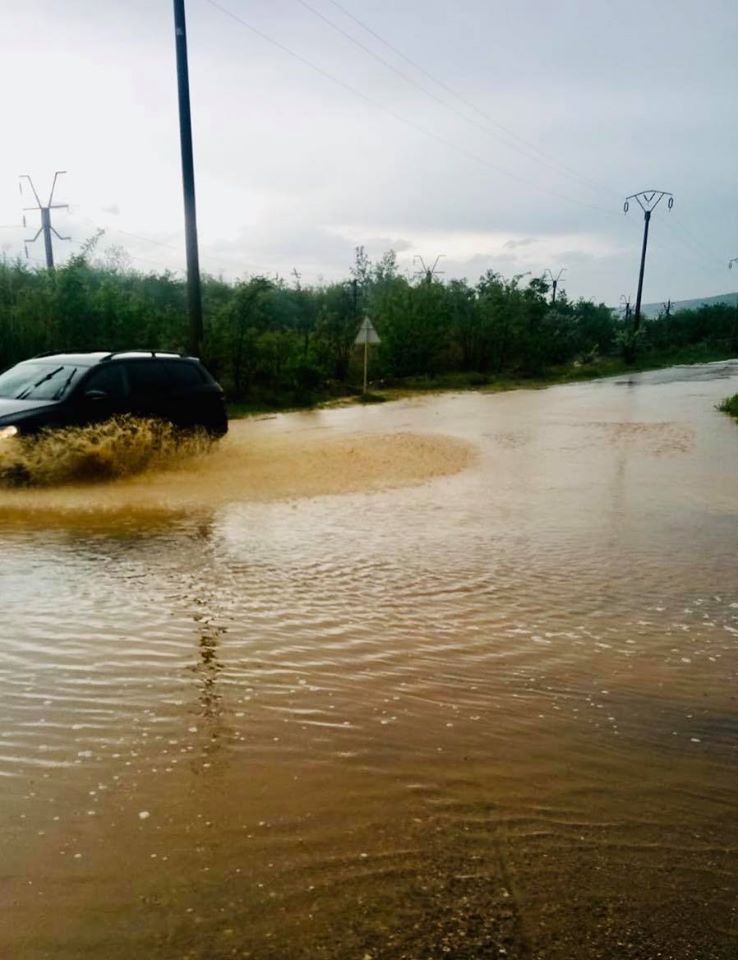DN 57 inundat de apa si aluviuni in zona ,,Uzinei nr.1,,din Moldova Noua !