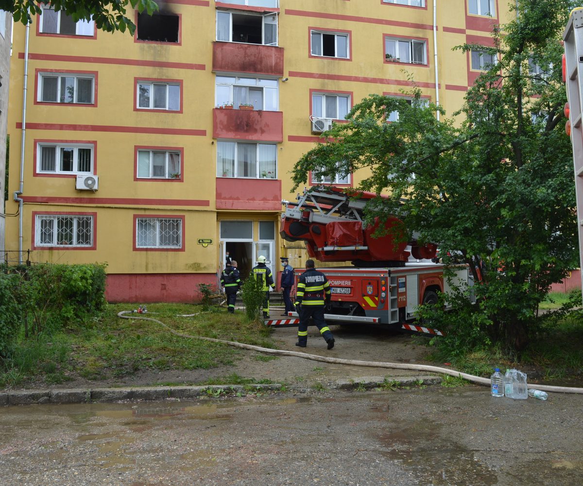 Incendiu puternic la un apartament de pe Aleea Tușnad din Reșița
