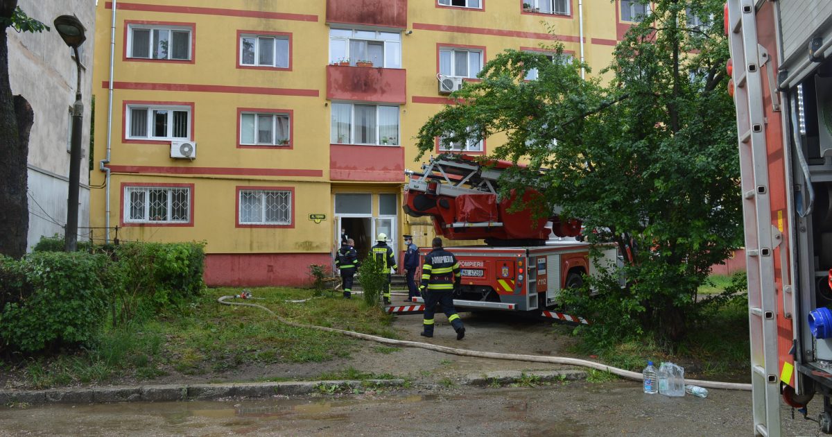 Incendiu puternic la un apartament de pe Aleea Tușnad din Reșița