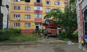 Incendiu puternic la un apartament de pe Aleea Tușnad din Reșița