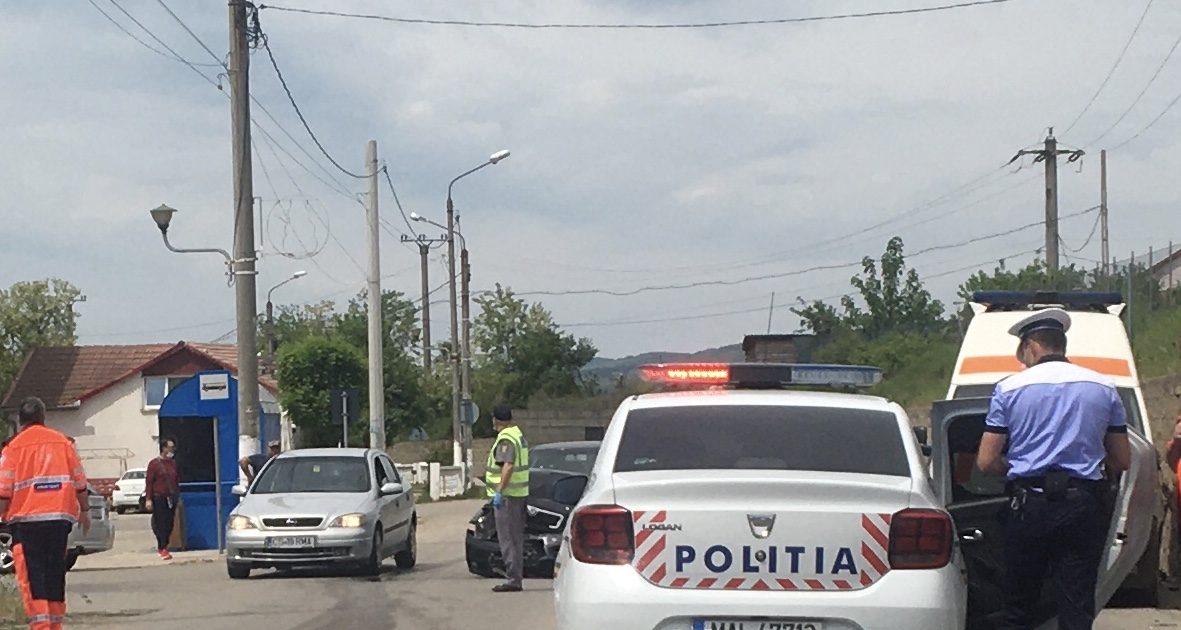 Ambulanţă implicată într-un accident rutier la Moldova Noua!