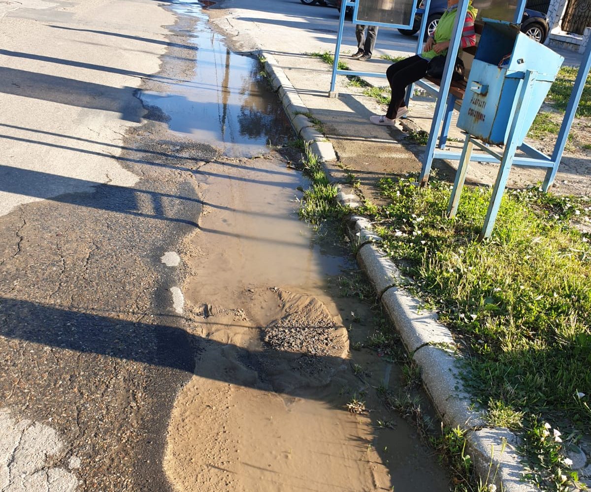 O conductă de apă spartă, la Moldova Noua, a lăsat fără apă potabila 6 blocuri  și o importanta strada!