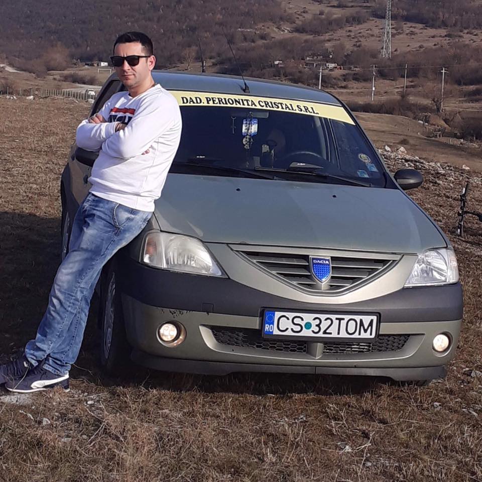 Tânăr din Comuna Coronini ,,izolat forțat” de doi polițiști din Moldova Nouă!
