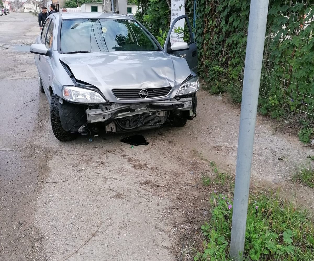 Accident auto pe strada Dunării din Moldova Nouă