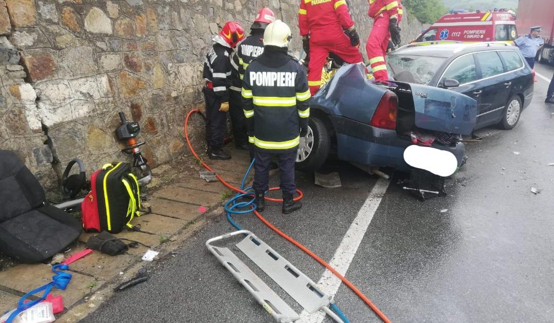 Grav accident rutier pe DN 6 la Crușovăț între două autoturisme,doua persoane decedate!