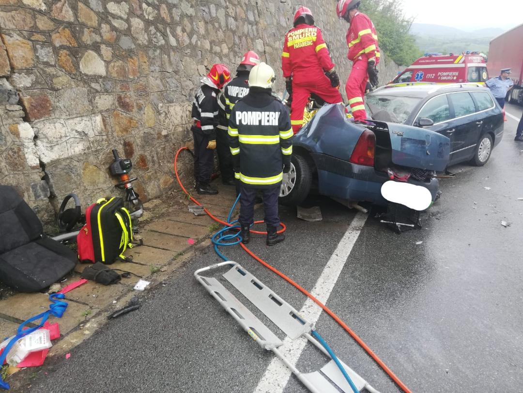 Grav accident rutier pe DN 6 la Crușovăț între două autoturisme,doua persoane decedate!
