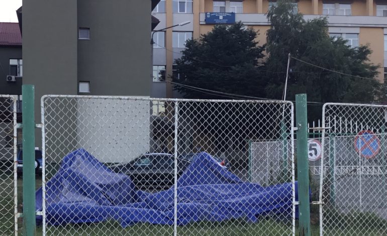 Cortul de triaj epidemiologic din curtea spitalului orasenesc Moldova Noua ,transformat in gunoi industrial!