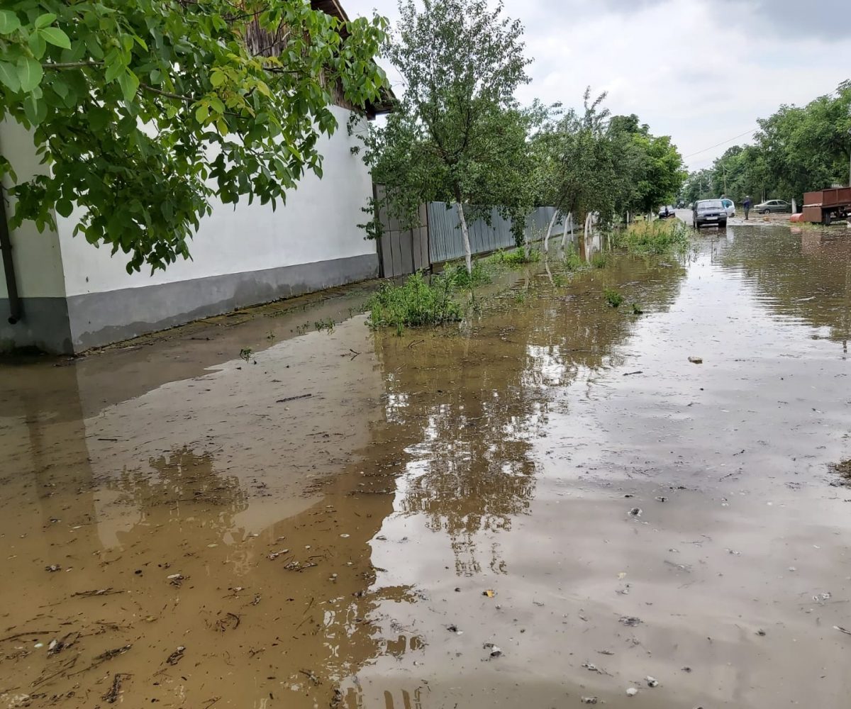 Satul Ghertenis inundat de ploile torentiale din cursul noptii