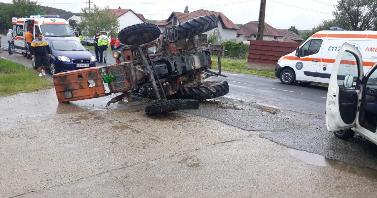 Grav accident rutier produs de un tractor si o autoutilitara !