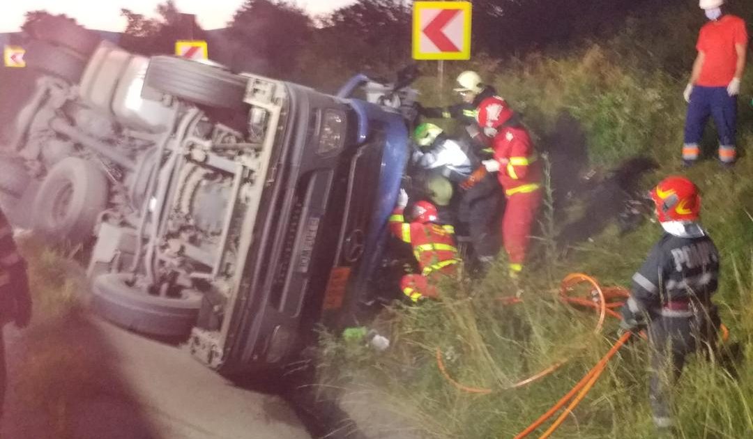 Grav accident rutier pe DN6, laSlatina Timiș, un tir cisternă încărcat cu bitum lichid, răsturnat în afara părții carosabile