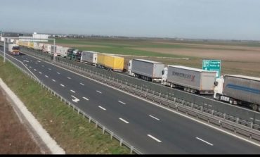 NEWS ALERT: Ziua Morților oprește camioanele care tranziteaza  Ungaria!