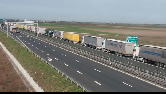 NEWS ALERT: Ziua Morților oprește camioanele care tranziteaza  Ungaria!