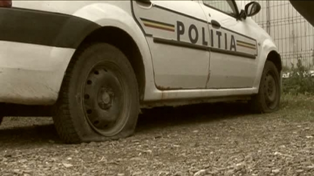 Maşină de poliţie aflata in misiune ,vandalizată la Moldova Nouă!