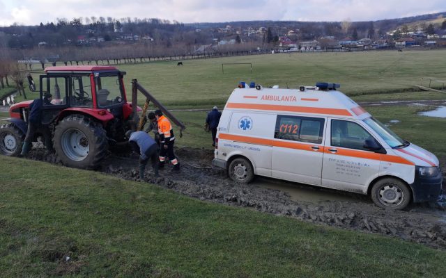 Romania 2021!O ambulanță a fost blocată în noroi! A fost nevoie de tractorul primăriei pentru ca medicii să ajungă la pacienta COVID-19!