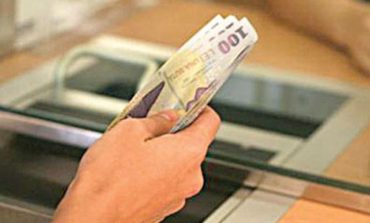 Românii care doresc să-și amâne ratele la bănci în acest an o pot face până luni.