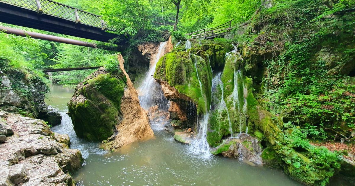 Precizări ale Romsilva în urma surpării unui perete al cascadei Bigăr