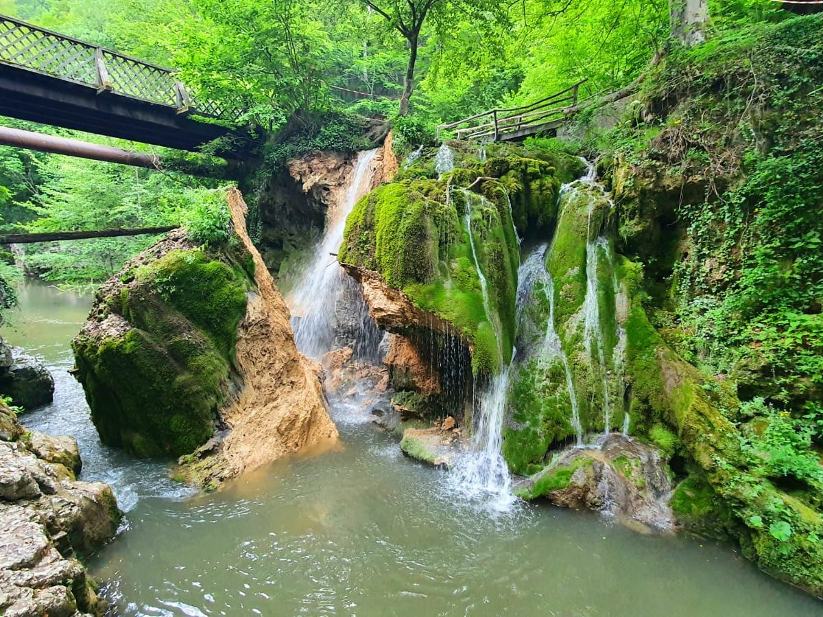 Precizări ale Romsilva în urma surpării unui perete al cascadei Bigăr
