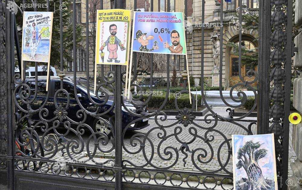 Membrii Federaţiei Proprietarilor de Păduri şi Păşuni din România au organizat un miting, luni, în faţa sediului Ministerului Agriculturii