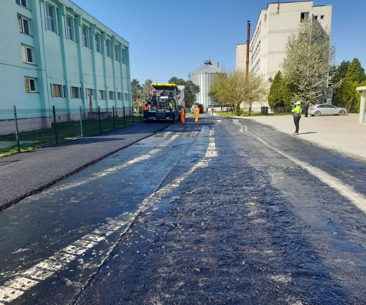 Incep asfaltarile la Moldova Noua!Lucrări de reparații la calea de acces a Liceului Tehnologic ,,Clisura Dunării” !