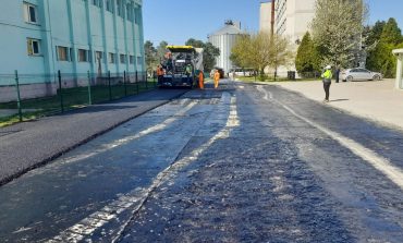 Incep asfaltarile la Moldova Noua!Lucrări de reparații la calea de acces a Liceului Tehnologic ,,Clisura Dunării" !