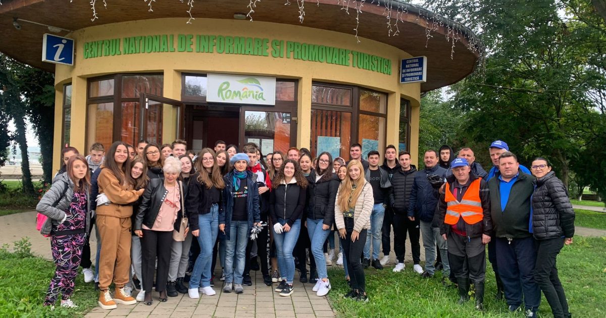 MOLDOVA-NOUA-VOLUNTARII AU ADUNAT MUNTI DE GUNOAIE!
