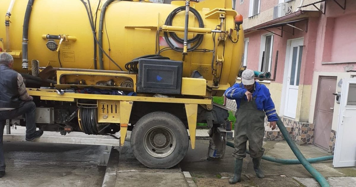 MOLDOVA NOUA-MIZERIA DIN SUBSOLURILE BLOCURILOR TREBUIE SA DISPARA!