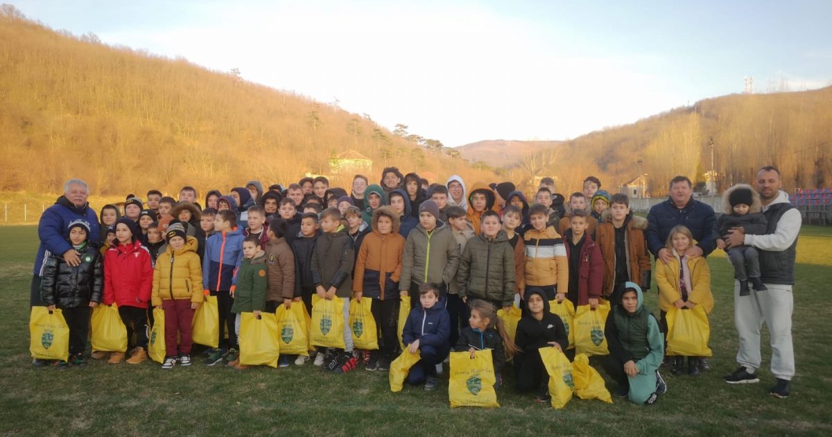 MOS CRACIUN A VENIT SI PENTRU JUNIORII SECTIEI DE FOTBAL C.S. MOLDOVA NOUA!