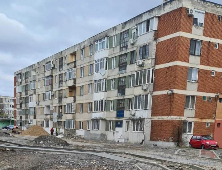 Moldova Noua-A început modernizarea și reabilitarea zonelor adiacente Școlii Generale ,,Sofia Arcan”