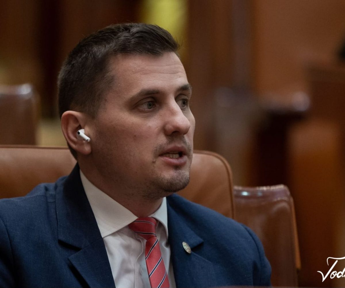 Beniamin Todosiu (deputat USR): Ministrul Muncii, Marius Budăi, trebuie demis. Din cauza incompetenței sale, România riscă să piardă banii din PNRR