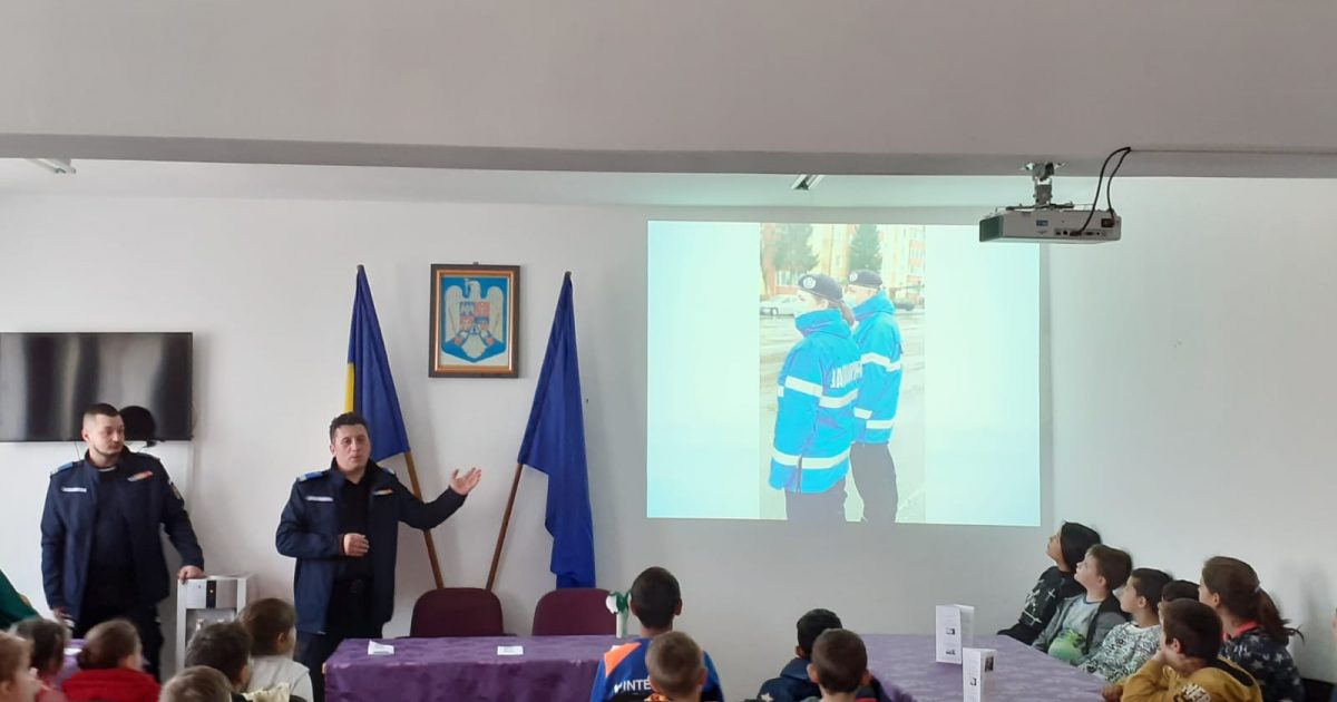 JANDARMII CARASENI I-AU INVATAT PE COPII CUM SA NU SE BATA!