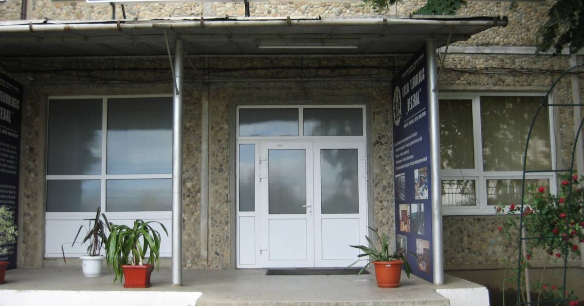 CARANSEBES-LICEUL TEHNOLOGIC DEGEBAL VA FI MODERNIZAT DIN TEMELII!