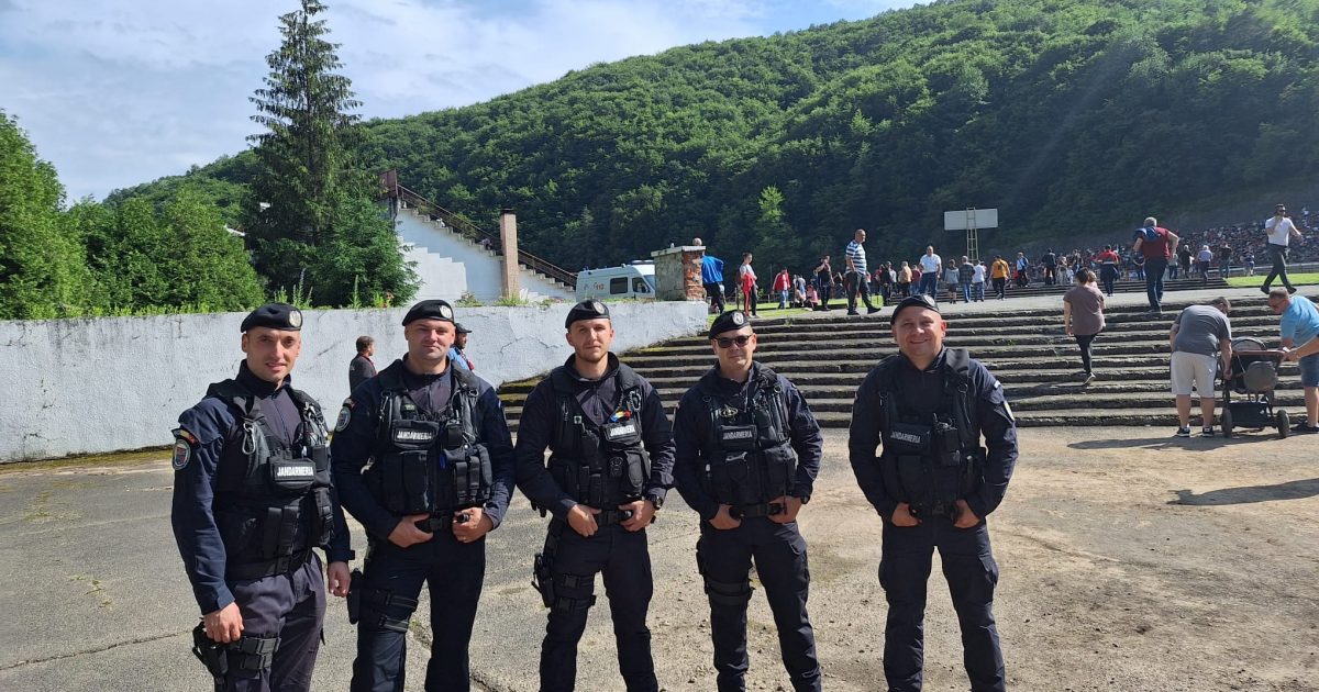 STATI LINISTITI! JANDARMII CARASENI FAC ORDINE LA MECIUL DECISIV DE PROMOVARE!