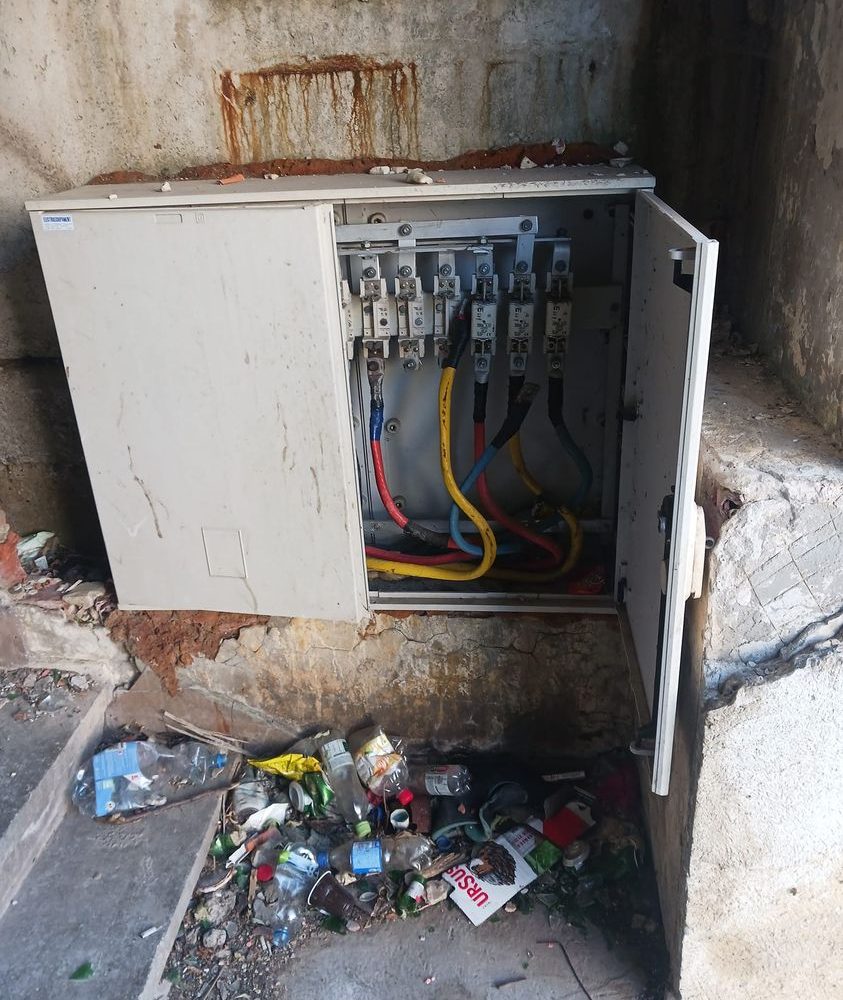 Pericolul nevăzut din Anina: Tabloul electric de distribuție al blocului G1 amenință siguranța copiilor