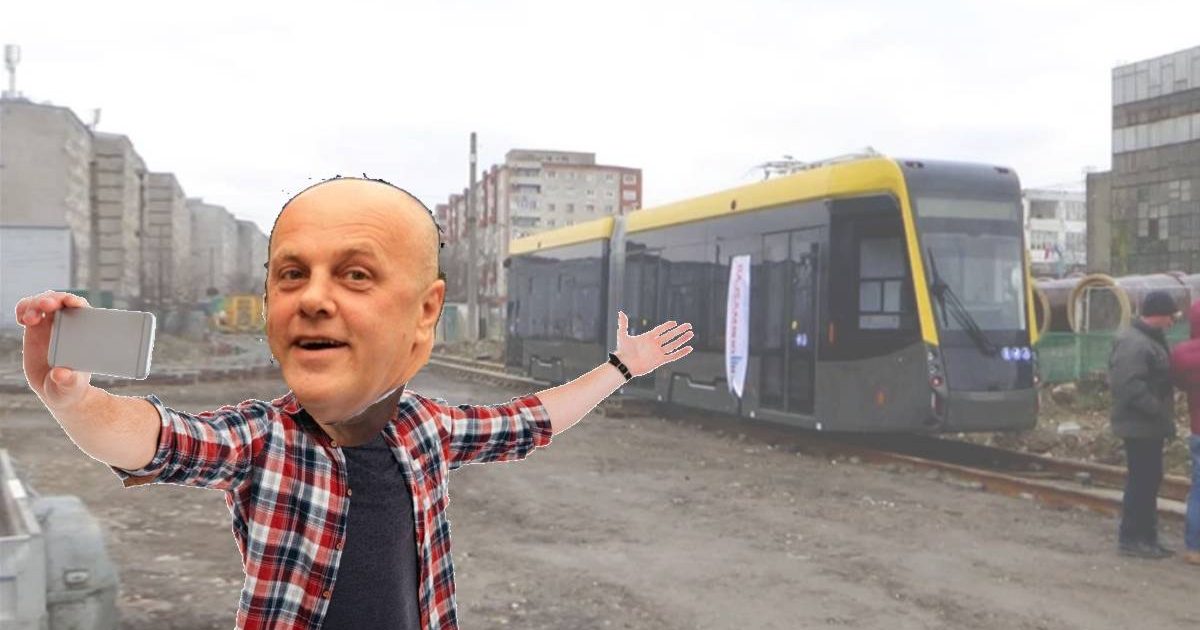 RESITA-PRIMARUL POPA SARE IN APARAREA TRAMVAIULUI!