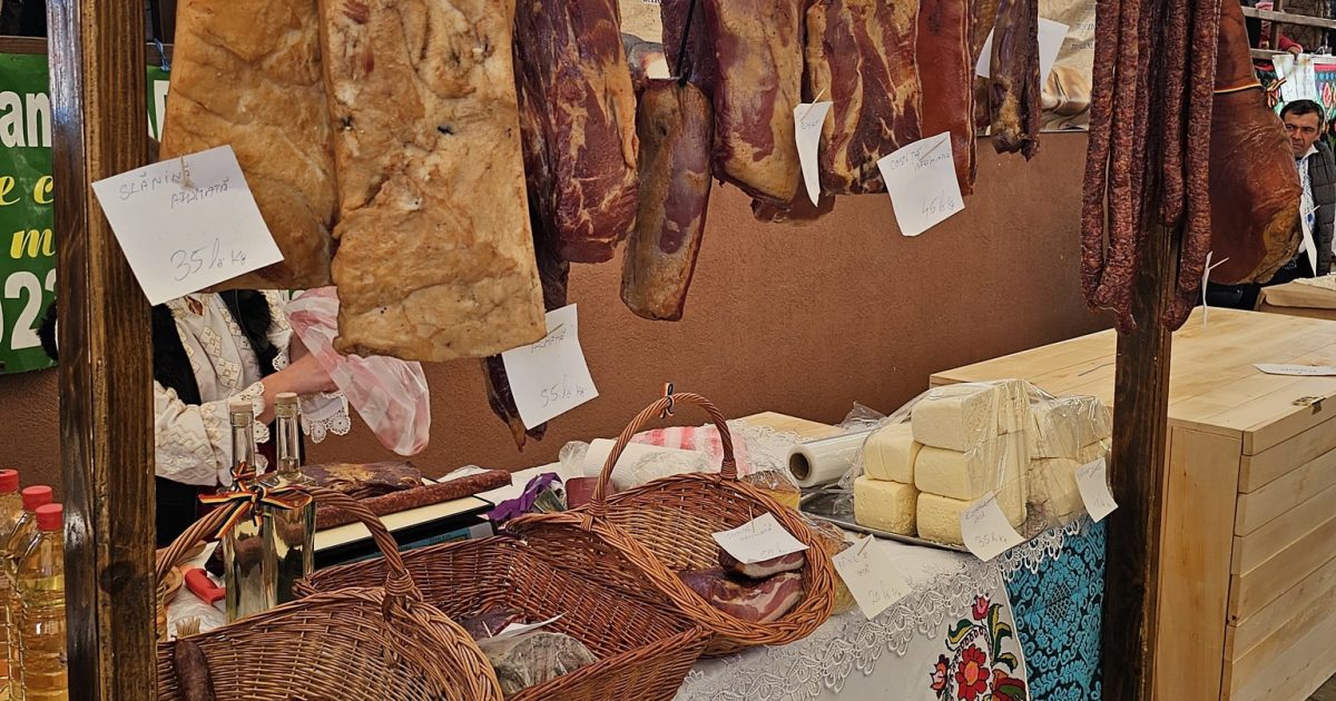 PREFECTUL DRAGOMIR APRECIAZA PRODUSELE MONTANE! SI-A LUAT SI LA PACHET!