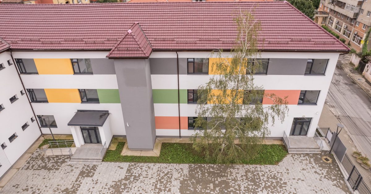 RESITA.NELU POPA A MODERNIZAT SPECTACULOS SCOALA GIMNAZIALA NR.2 ! BRAVO, NELULE!