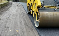 Modernizare în Baile Herculane: Asfalt nou pe DJ608E cu sprijinul financiar al Consiliului Județean!