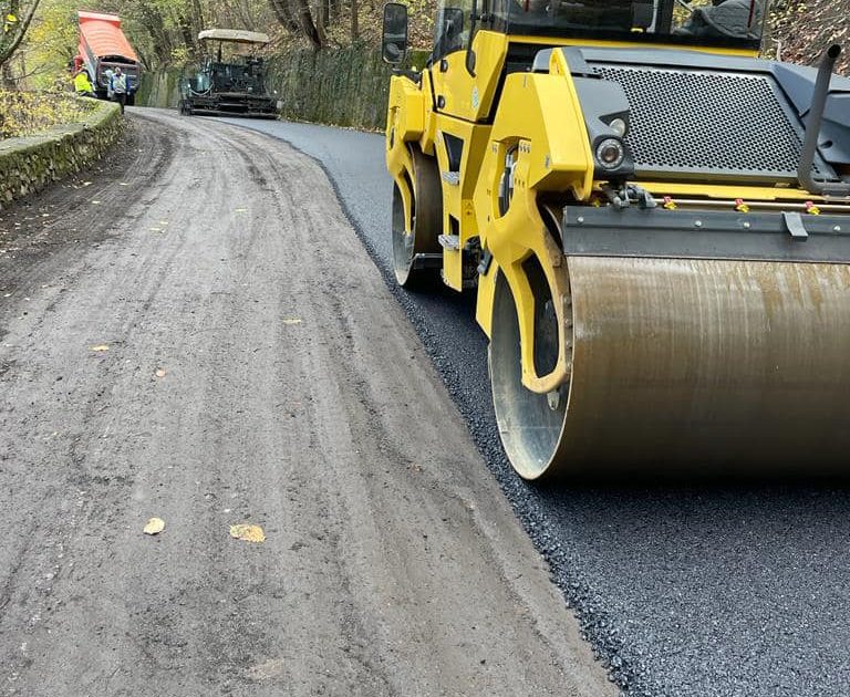 Modernizare în Baile Herculane: Asfalt nou pe DJ608E cu sprijinul financiar al Consiliului Județean!