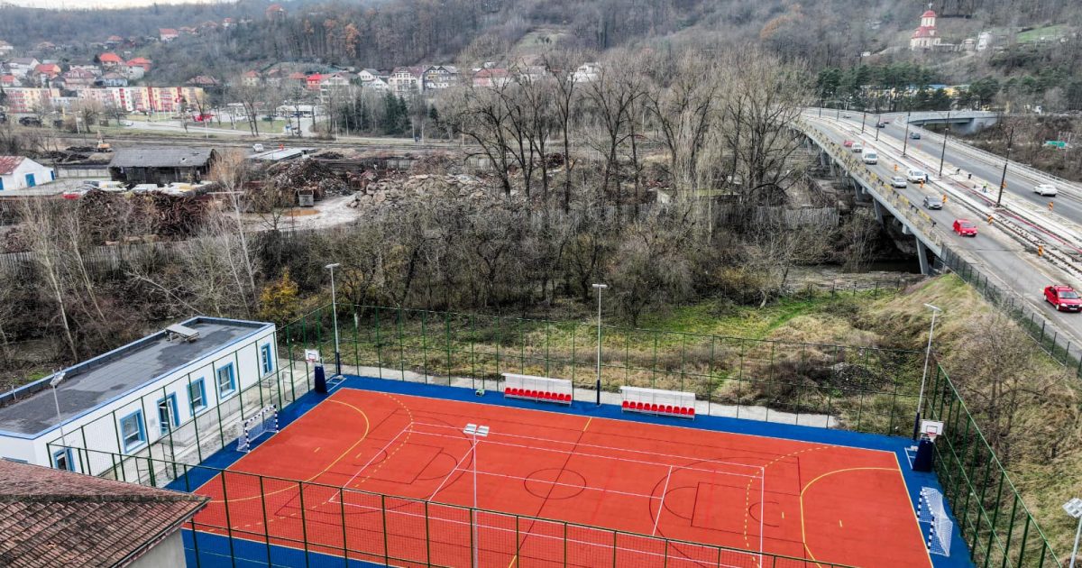 Reșița. Investiții semnificative în învățământul reșițean: Un nou teren de sport multifuncțional la Liceul „Traian Vuia”