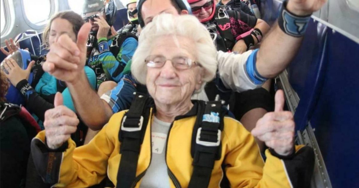 CEA MAI BATRANA PARASUTISTA N-A APUCAT SA-SI IA PREMIUL!