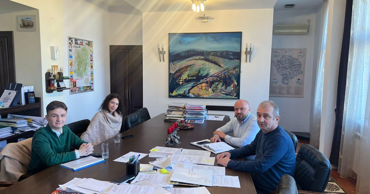 CJ CARAS-SEVERIN.OVIDIU RADOI SE SFATUIESTE CU ELEVII!