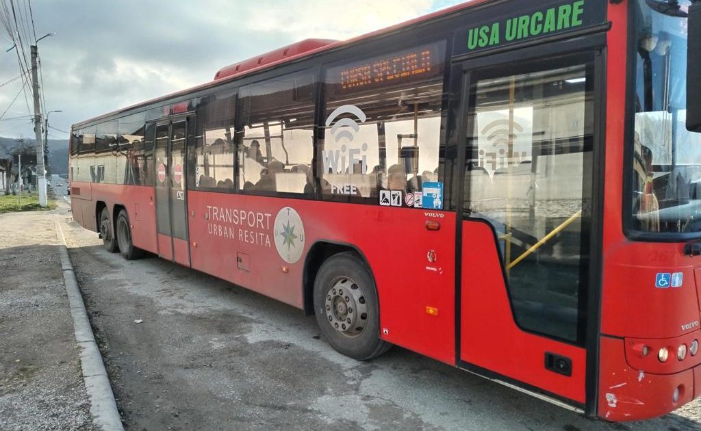 RESITA.Primarul Ioan Popa si autobuzul cu care se mandreste!