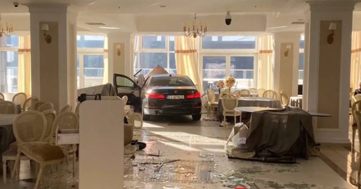 Accident șocant la Băile Herculane: Un șofer a făcut prăpăd cu BMW-ul, intrând într-un restaurant