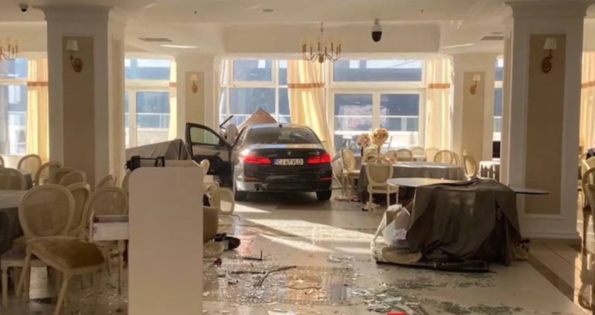 Accident șocant la Băile Herculane: Un șofer a făcut prăpăd cu BMW-ul, intrând într-un restaurant