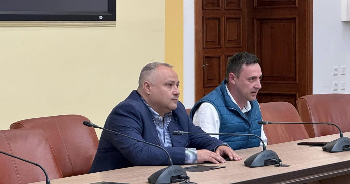 ADMINISTRATORUL PUBLIC AL JUDETULUI CARAS-SEVERIN II INVATA PE STUDENTI MESERIE!