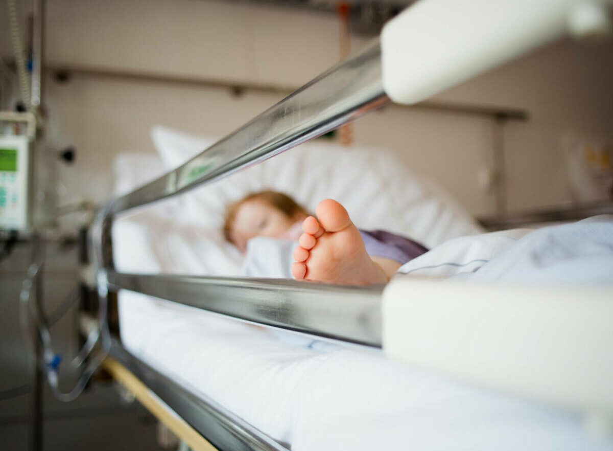 Tragedie în Caraș-Severin: O fetiță de 10 ani în comă după ce a fost spălată cu o soluție de deparazitare pentru oi