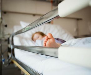 Tragedie în Caraș-Severin: O fetiță de 10 ani în comă după ce a fost spălată cu o soluție de deparazitare pentru oi