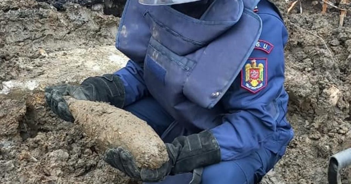 LA UN PAS DE TRAGEDIE! IN LOC DE CIUPERCI , UN LOCALNIC A CULES DIN PADUREA SOCENI O BOMBA NEEXPLODATA!