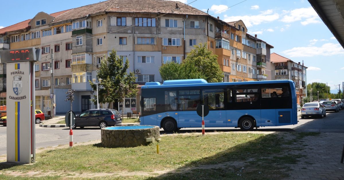 Caransebeș intră în era transportului ecologic: patru autobuze electrice pe străzile orașului